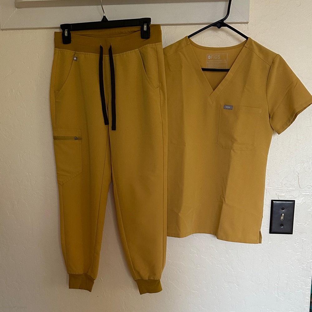 Figs Women's Mustard Jogger Scrub Set - V-Neck Top & Drawstring Pants
